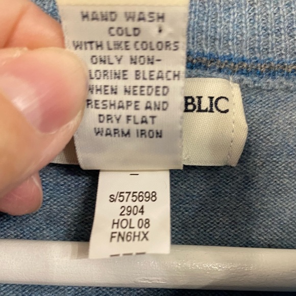 Banana Republic Factory Men’s Sz Medium Light Blue Merino Wool 3 Button Sweater - Picture 8 of 8